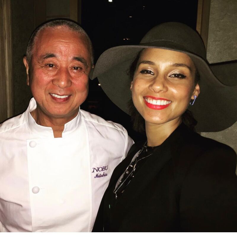 El chef y actor Nobu junto a Alicia Keys