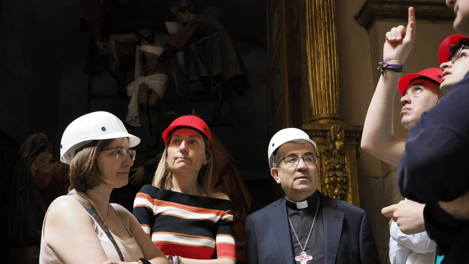 El Arzobispo de Valladolid visita la Iglesia de la Vera Cruz para comprobar su estado