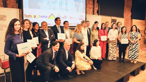 Imagen de los premiados, junto a miembros del jurado y la presidenta de Woman Forward, Mirian izquierdo