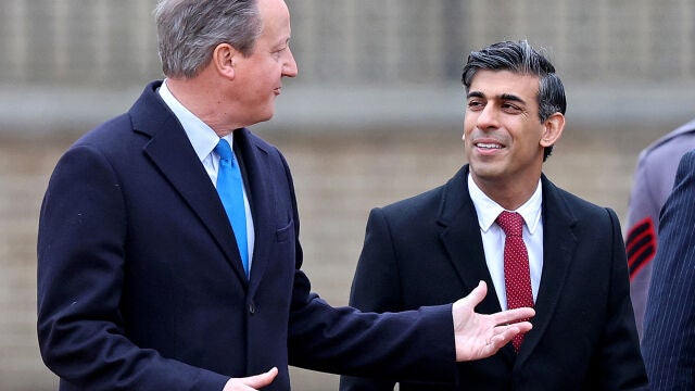 El ministro británico de Exteriores, David Cameron, y el primer ministro, Rishi Sunak, llegan para asistir a una Ceremonia de Bienvenida al presidente surcoreano en Horse Guards Parade, en el centro de Londres, el 21 de noviembre de 2023