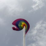 Izado de la bandera LGTBI+ en la Plaza Pedro Zerolo de Madrid