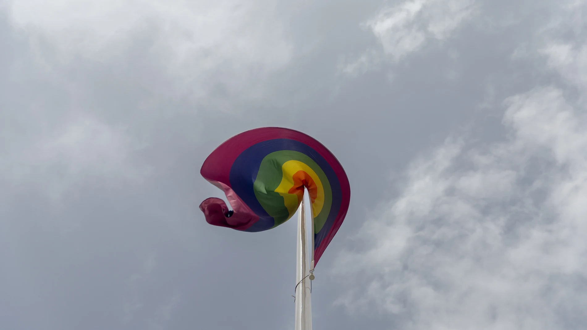 Izado de la bandera del Orgullo LGTBI+, en la Plaza Pedro Zerolo, a 28 de junio de 2024, en Madrid (España). El izado de la bandera LGTBI+ se ha llevado a cabo en la plaza de Pedro Zerolo con motivo del inicio de las Fiestas del Orgullo LGTBI+ 2024. El acto ha sido organizado por la Asociación Diversa Global en el Día Internacional del Orgullo. 28 JUNIO 2024 Eduardo Parra / Europa Press 28/06/2024