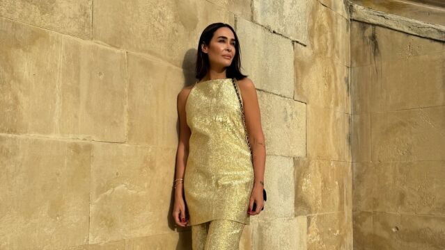 Vicky Martín Berrocal con look dorado.