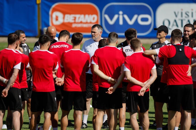 Willy Sagnol, en plena charla con los jugadores georgianos