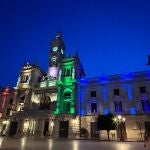 Imagen del Ayuntamiento de Valencia iluminado con los colores de la bandera LGTBI
