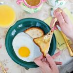 Desayuno con huevo y tostadas