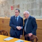 El alcalde de Salamanca, Carlos García Carbayo, y el deán del Cabildo de la Catedral, Antonio Matilla, suscriben el acuerdo de colaboración