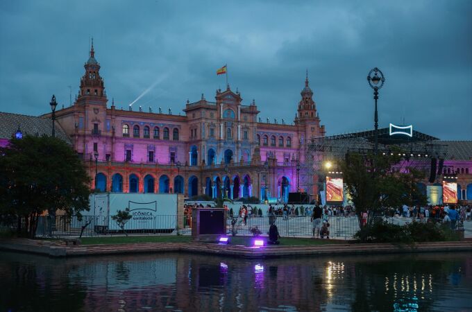 La Plaza de España de Sevilla, iluminada con la bandera Lgtbiq+ por el día del Orgullo