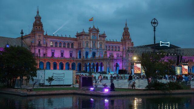 La Plaza de España de Sevilla, iluminada con la bandera Lgtbiq+ por el día del Orgullo
