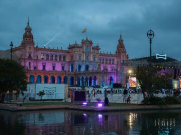 La Plaza de España de Sevilla, iluminada con la bandera Lgtbiq+ por el día del Orgullo