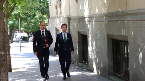 El decano del ICAM, Eugenio Ribón (izda.) acudió al TSJ de Madrid a ratificar su querella contra los dos fiscales