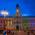 La Real Casa de Correos iluminada con la bandera arcoíris