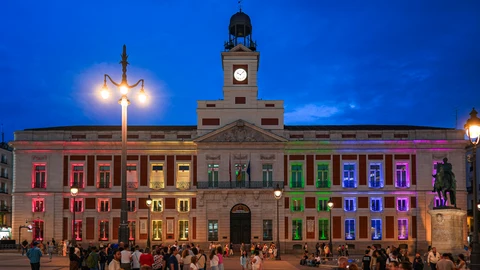 La Real Casa de Correos iluminada con la bandera arcoíris