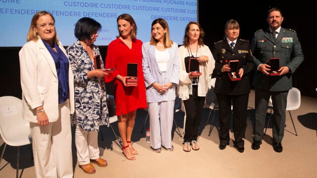 Buruaga apela a la "memoria y la justicia" en la entrega de las primeras medallas a víctimas del terrorrismo