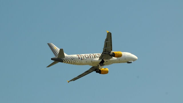 Avión de Vueling con el mensaje "Gracias" en inglés 