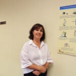 La jefa de la sección de Protección de la Salud, Ana María Ortega, junto a un poster informativo sobre las normas para protejerse de la enfermedades transmitidas por la garrapatas