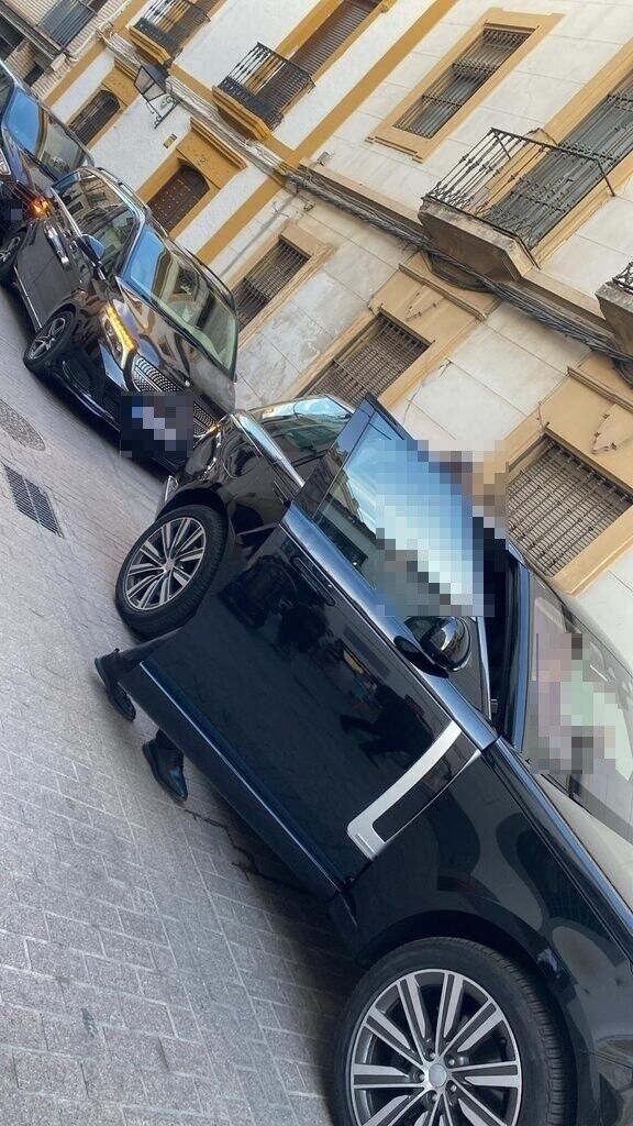 Comitiva de seguridad de Luis Miguel en la puerta del hotel de Córdoba