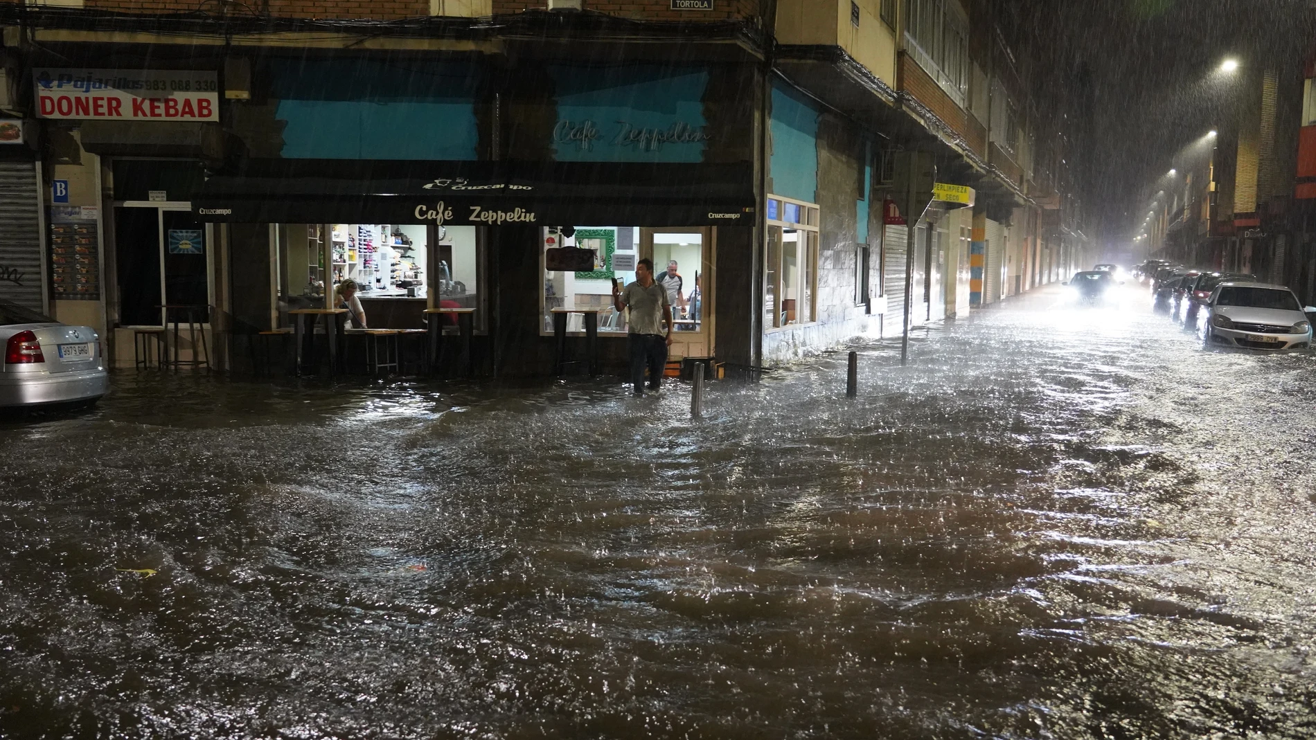 La fuerte tromba de agua anega la calle Tórtola del barrio de Pajarillos de Valladolid