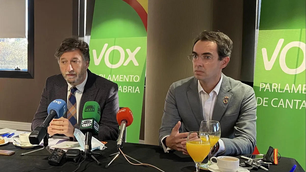 Dos diputados de Vox en Cantabria denuncian a su partido por grabar sus conversaciones sin consentimiento