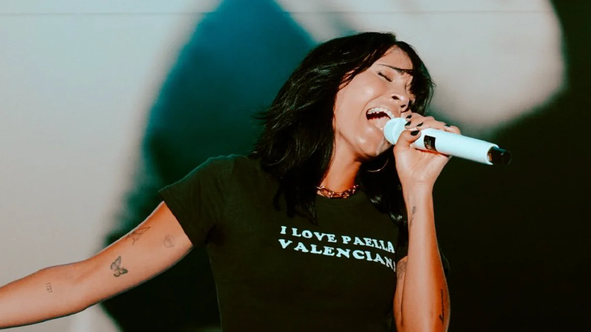 Aitana conquista el Big Sound de Valencia con una camiseta reivindicativa y un look muy rompedor