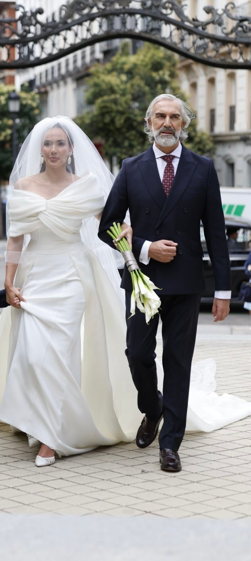 Ana Moya entrando a la iglesia.