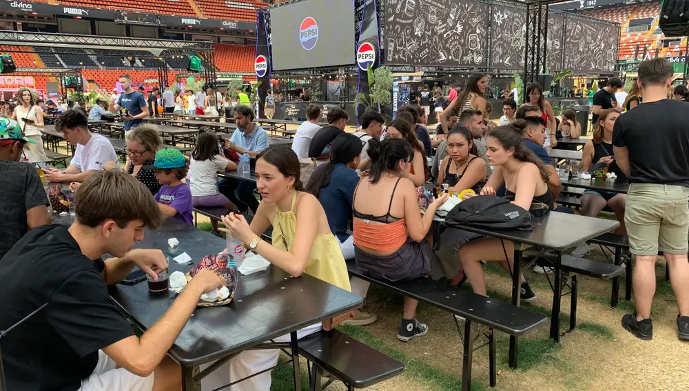 Público degustando las hamburguesas en Valencia