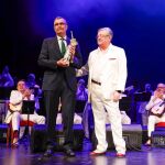MURCIA.-El alcalde de Murcia, José Ballesta, recibe el galardón de Parrandbolero de Honor