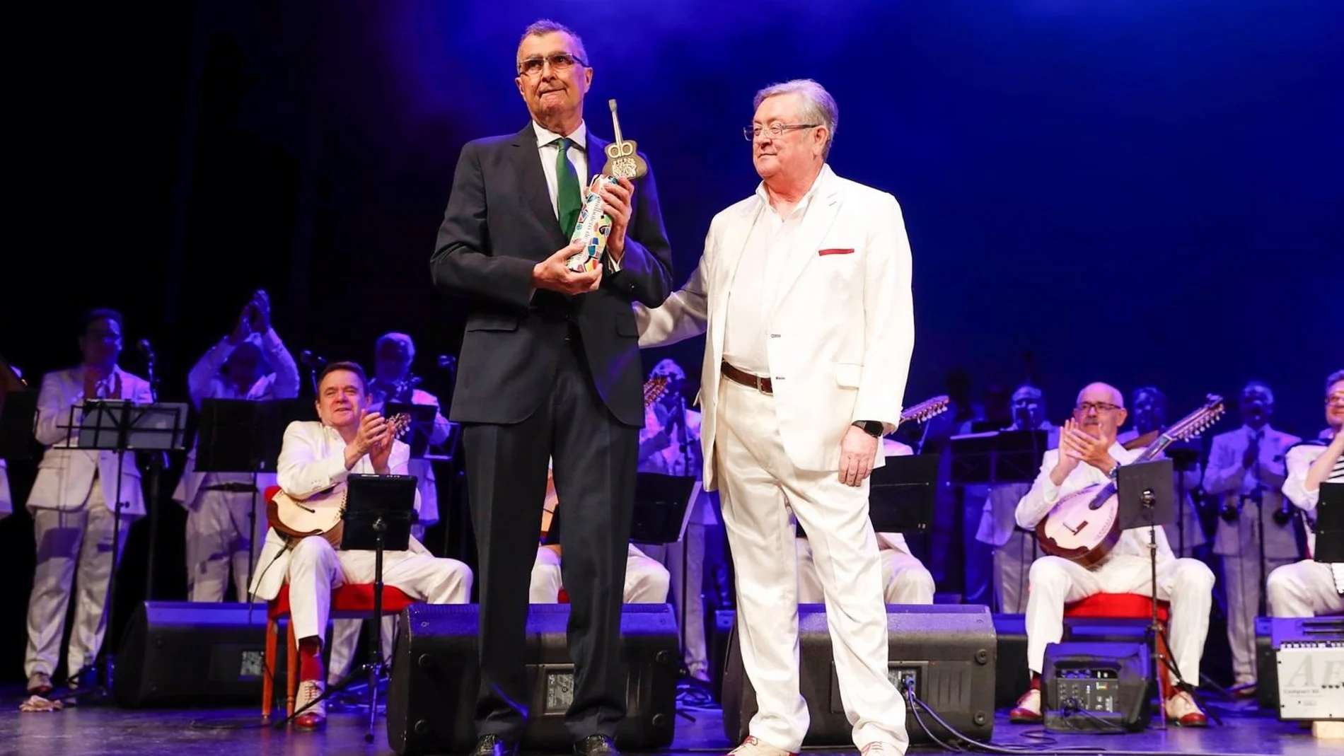 MURCIA.-El alcalde de Murcia, José Ballesta, recibe el galardón de Parrandbolero de Honor