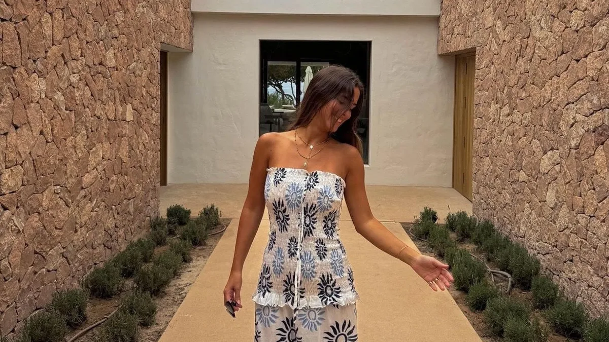 María Pombo conquista Formentera con un fresco vestido de una marca slowfashion gallega