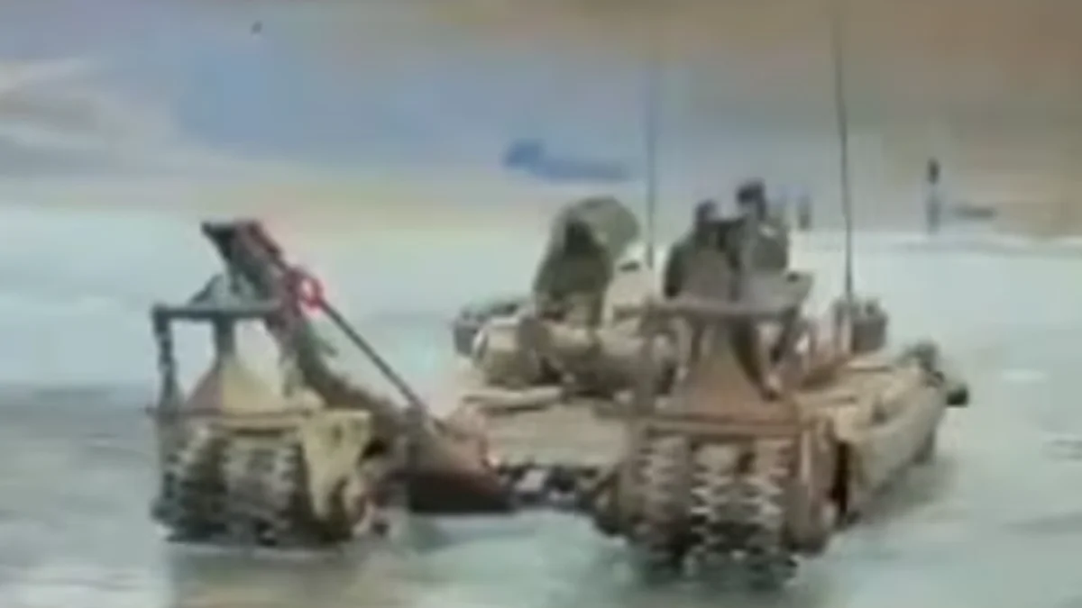 Un río se lleva por delante un tanque T-72 de la India que participaba en unas maniobras