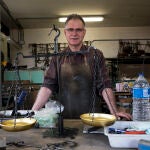Manuel Jaén continúa con la tradición de cinco generaciones en su familia elaborando balanzas romanas de manera artesana