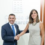 La concejala de Turismo de Valladolid, Blanca Jiménez y el presidente del Cabildo de Lanzarote Oswaldo Betancort, suscriben un acuerdo de colaboración