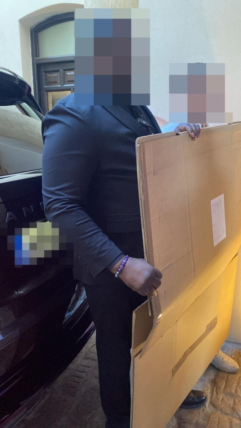 La seguridad de Luis Miguel tapando con cartones el artista a la salida del hotel en Córdoba
