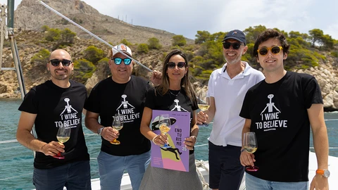 Los presidentes de las cuatro rutas del vino valencianas, junto a Antonio Crespo, de Turisme Comunitat Valenciana