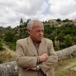 El consejero de Cultura, Turismo y Deporte, Gonzalo Santonja, visita la muralla de Ledesma