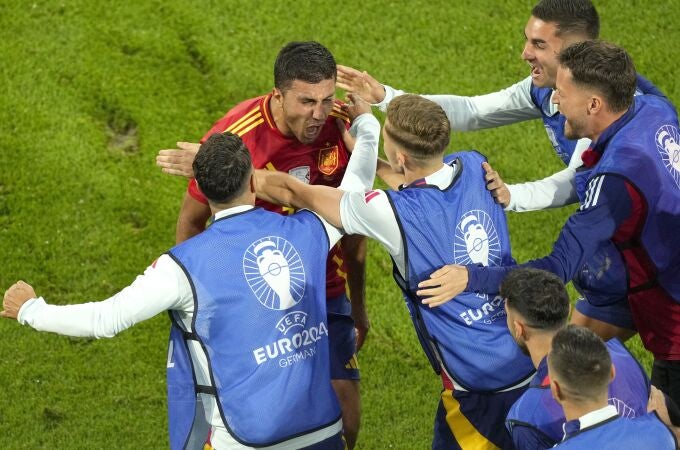 Rodrigo Hernández se abraza con varios compañeros tras el gol del empate