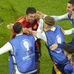 Rodrigo Hernández se abraza con varios compañeros tras el gol del empate