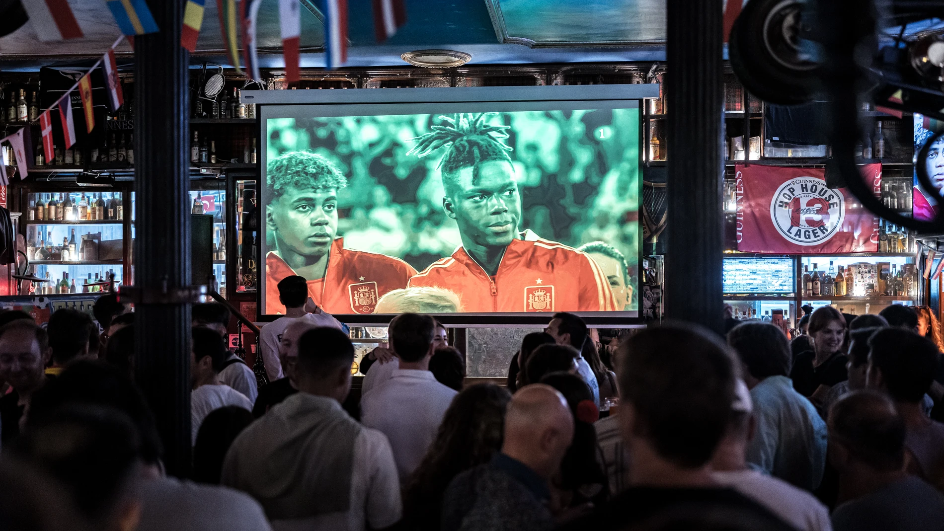 Varios aficionados ven por televisión el partido entre España y Georgia de la Eurocopa 2024, en el restaurante 'La Fontana de Oro', a 30 de junio de 2024, en Madrid (España). La selección española masculina de fútbol juega el partido de octavos de final de la Eurocopa 2024 de España contra Georgia. En el partido está en juego la clasificación para los cuartos de final contra Alemania el próximo viernes 5 de julio. 30 JUNIO 2024;ESPAÑA;PARTIDO;OCTAVOS;FINAL;ESPAÑA;GEORGIA Diego Radamés / Eur...