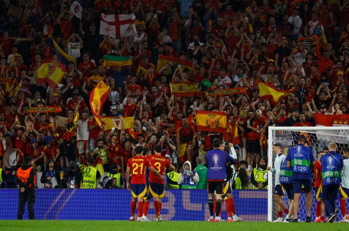 Los jugadores de la selección española celebran con la hinchada la victoria ante Georgia