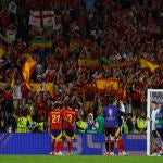 Los jugadores de la selección española celebran con la hinchada la victoria ante Georgia