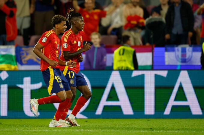 NIco Williams y Lamine Yamal celebran el tercer tanto de España a Georgia