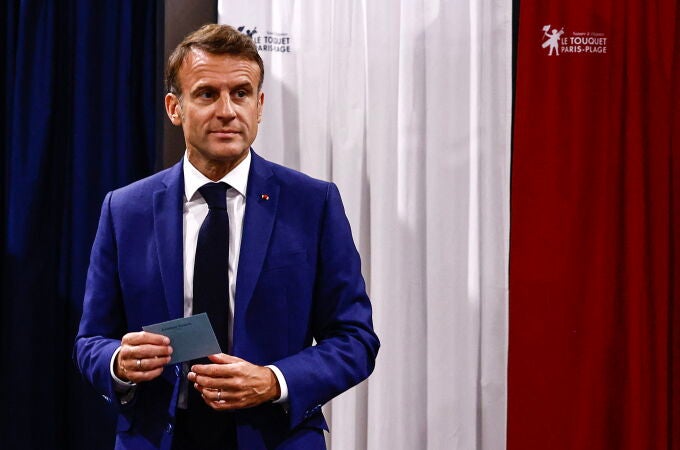 French President Macron votes in snap parliamentary elections