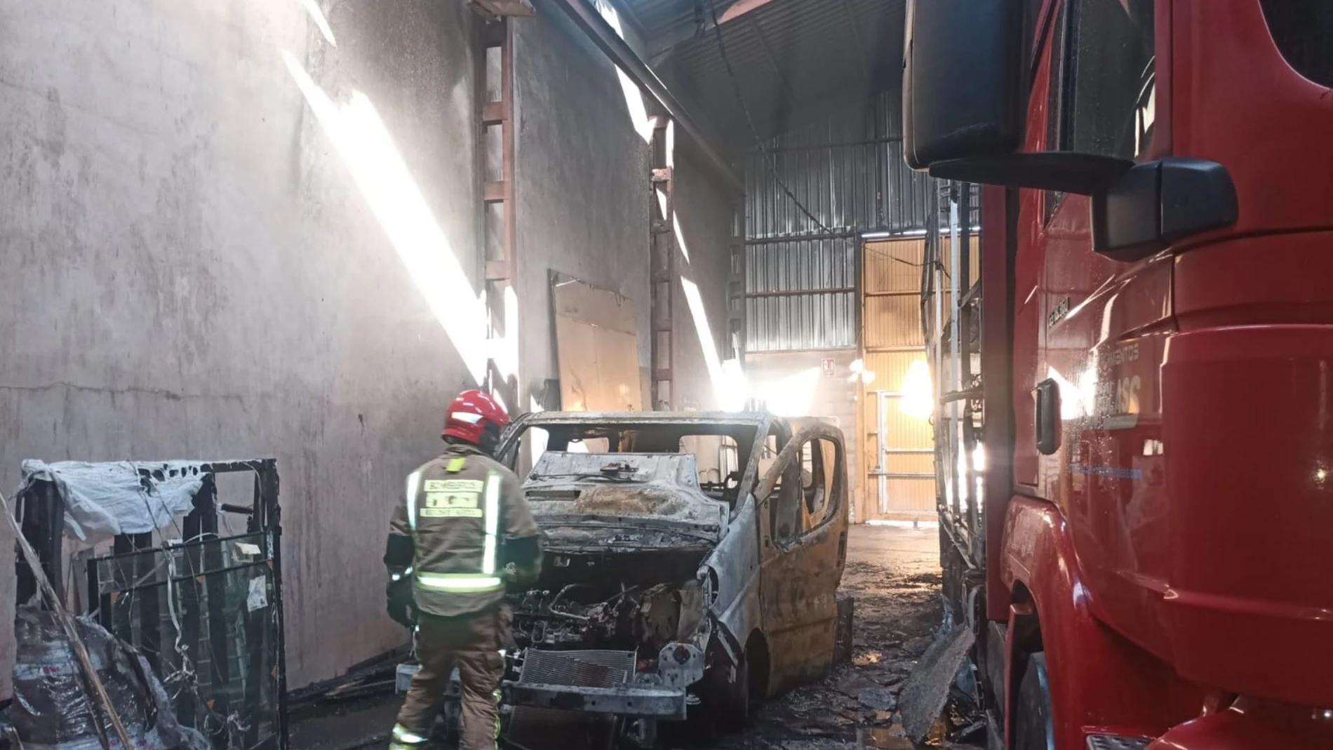 Imagen del interior de la nave que ha ardido en Torre Pacheco