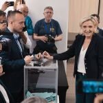 Marine Le Pen acude a votar este domingo