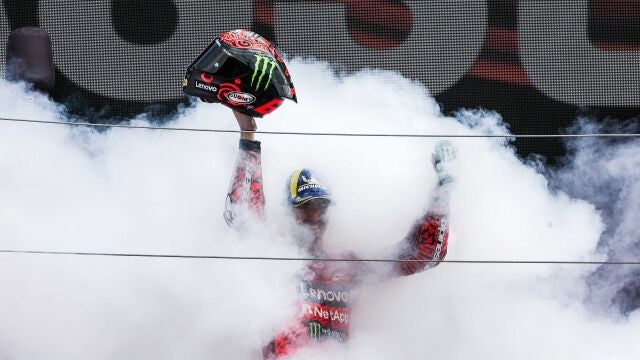 Bagnaia apareció en el podio de Assen en medio de una nube de humo