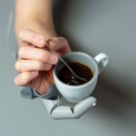 Sostener la taza de café y revolver el azúcar, todo con una mano gracias al tercer pulgar.