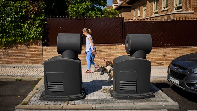 Majadahonda dispone de un sistema de recogida neumática de residuos. El ciudadano introduce las bolsas de basura a través de las compuertas o buzones de vertido situados en sus calles, que una vez llenos, son vaciados automáticamente bajo la supervisión del sistema inteligente de la central de recogida.