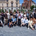 Jesús Julio Carnero y Blanca Jiménez con los artistas locales