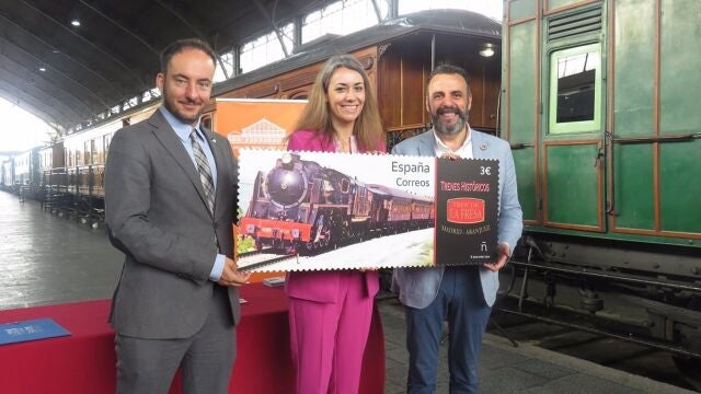 Correos presenta un nuevo sello dedicado al Tren de la Fresa de Aranjuez con olor a esta fruta