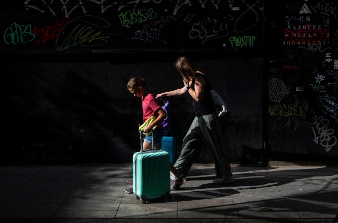Turistas y usuarios de pisos turísticos en Madrid arrastrando sus maletas. © Jesús G. Feria. 